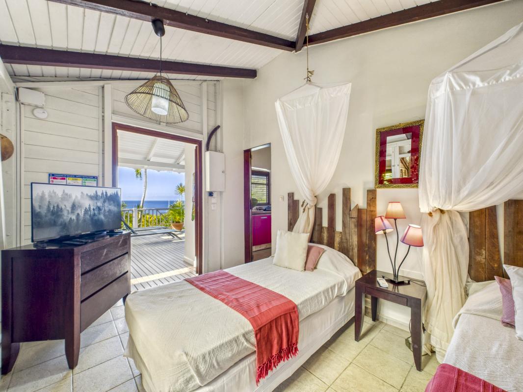 27.Location Villa piscine Deshaies Guadeloupe_Chambre 2 vue mer